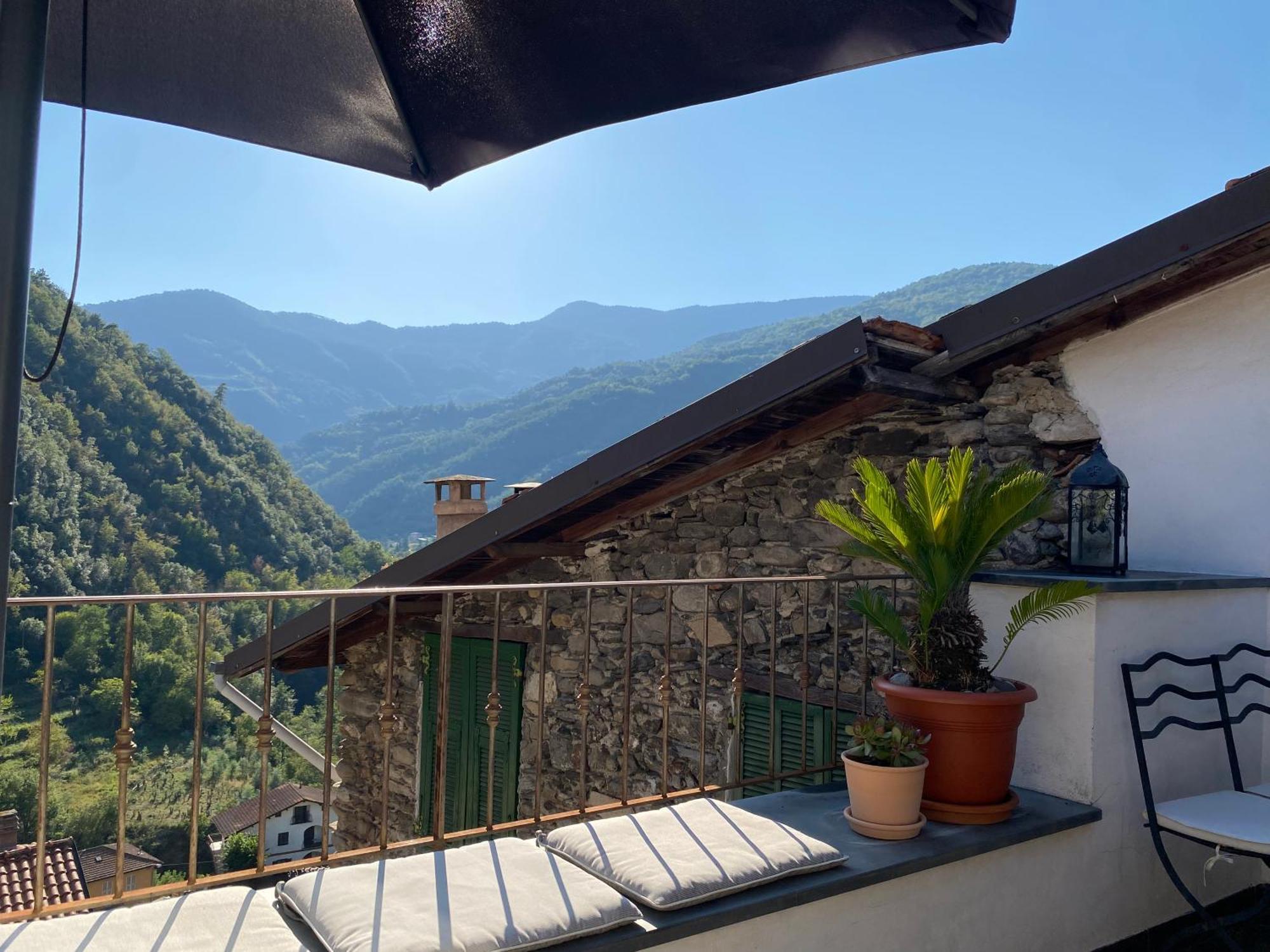 Iconic Italian Townhouse W Rooftop Terrace & Mountain View, Пинья Экстерьер фото
