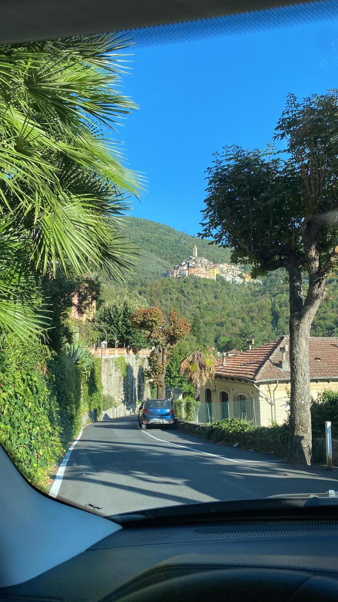 Iconic Italian Townhouse W Rooftop Terrace & Mountain View, Пинья Экстерьер фото